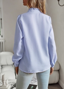 Vue de dos d'un chemisier bleu clair pour femme à manches longues et maille gaufrée