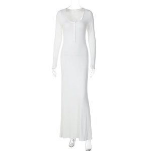 Détail de la robe blanche à manches longues avec boutons et col en U sur un mannequin