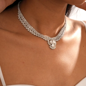 Détail macro du collier ras de cou luxueux avec pendentif goutte en strass argentés