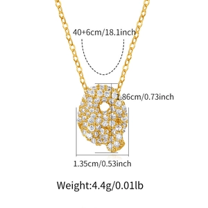 Detailed view of the letter Q pendant size 1.86x1.35cm with a 40+6cm adjustable chain