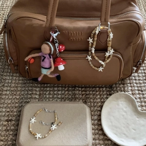 Starfish beaded necklace and bracelet set with brown leather handbag in vintage holiday style