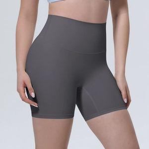 Gros plan d'un short de yoga sans couture gris foncé à taille haute montrant le tissu opaque