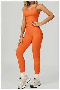 Détail d'un ensemble de yoga orange sans couture avec legging et crop top