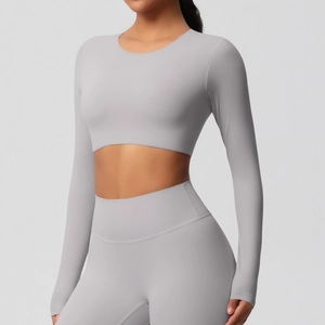 Détail du haut de yoga gris clair à manches longues avec tissu brossé doux et coupe ajustée