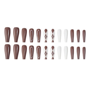Kit de 24 faux ongles longs cercueil marron chocolat et blanc crème avec motifs losanges