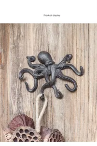 Nahaufnahme von Wandhaken aus Gusseisen im Oktopus-Design auf rustikalem Holz-Hintergrund