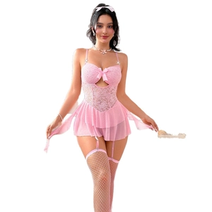Body en dentelle rose avec jupe à volants, nœuds décoratifs et bas résille blancs