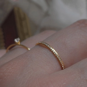 Squisito anello in argento 925 placcato oro 18k con pavé di cristalli da donna