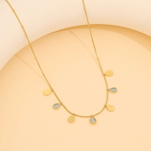 Collier élégant en or avec pierres œil de chat et pendentifs gouttes sur chaîne perlée