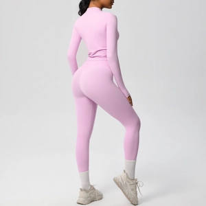 Détail de l'ensemble de yoga rose sans couture avec legging taille haute et veste zippée