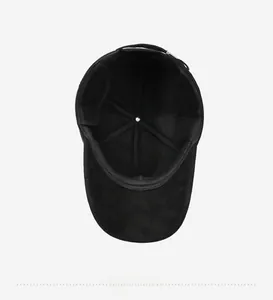 Gros plan sur la doublure en polaire thermique et les coutures d'une casquette d'hiver