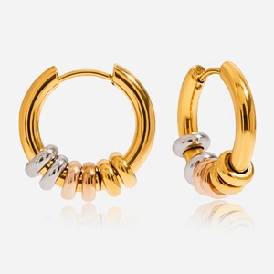 Minimalistische Creolen aus 18K vergoldetem Edelstahl mit dreifarbigen Ringanhängern