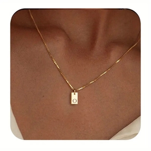 Minimalistische 14K vergoldete Halskette mit rechteckigem Anhänger und O-Gravur für Damen