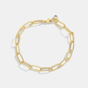 Goldenes Büroklammer-Kettenarmband mit Diamantanhänger auf weißem Hintergrund