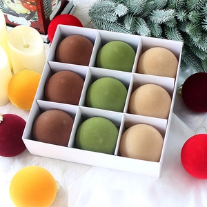 Détail de 9 boules de Noël floquées en tons marron vert et champagne coffret