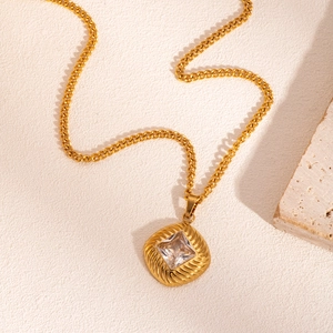 Detailansicht der Goldhalskette mit quadratischem Zirkonia und Spiral-Metallrahmen