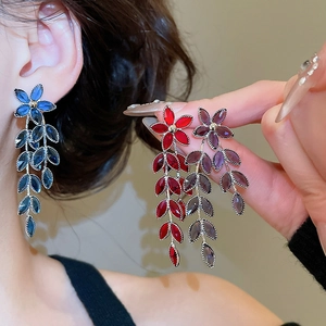 Detailansicht langer Kristall-Blumen-Ohrringe in Blau, Rot und Lila mit Quasten-Design