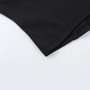 Dettaglio del top in mesh nero che mostra il tessuto elastico di qualità e le cuciture