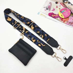 Dettaglio tracolla intrecciata leopardata con pochette in pelle nera a tre cerniere
