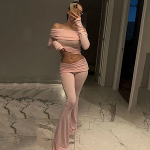 Detailaufnahme von rosa schulterfreiem Langarm-Top und ausgestellter Hose