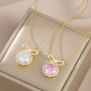 Elegante vergoldete Schleifen-Halsketten mit rosa und weißen Zirkonia-Anhängern