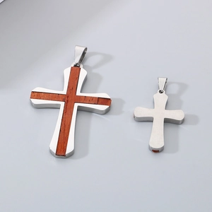 Vue détaillée d'un pendentif croix en acier inoxydable avec insert en bois de rose poli