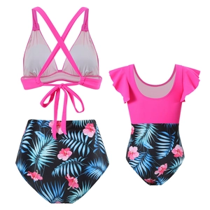 Détail de maillots de bain mère-fille assortis avec imprimé tropical et touches de rose