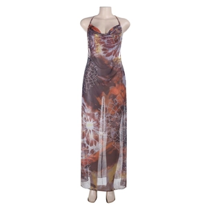 Détail de l'imprimé floral et du tissu léger sur la robe longue dos nu à licou