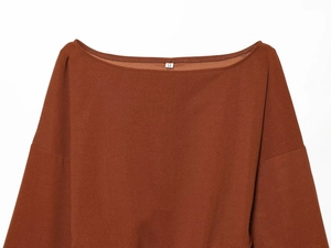 Detailed macro view of the rust-brown textured knit top collar with an M size tag