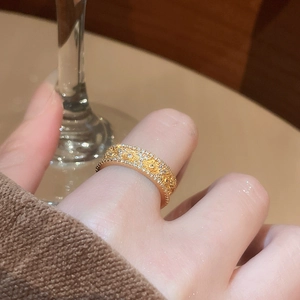 Detail of 24K gold plated flower ring with cubic zirconia and vintage hollow pattern