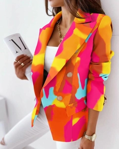 Dettaglio di un blazer a stampa colorata con revers e bottoni metallici sulla manica
