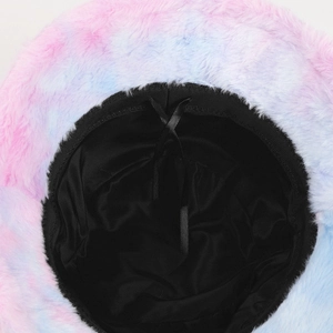 Dettaglio del cappello pescatore tie-dye con fodera in raso nero e cordino regolabile