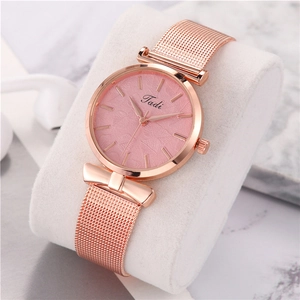 Montre élégante pour femme en or rose avec cadran texturé rose et détail de nœud en maille