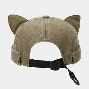 Détail du bonnet kaki à oreilles de chat montrant la sangle réglable et la boucle de fermeture