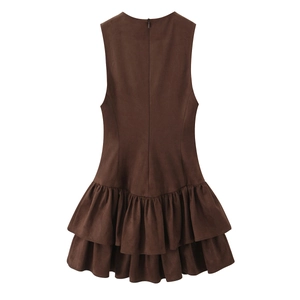 Détail d'une robe sans manches marron foncé avec texture en suédine et ourlet volanté