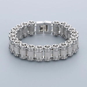 Bracelet chaîne de vélo en acier inoxydable argenté pour hommes sur fond gris neutre
