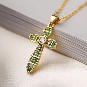 Classica collana a croce geometrica placcata oro con zirconi verdi e trasparenti