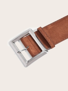 Détail de la ceinture large en daim marron avec une boucle carrée en argent brossé