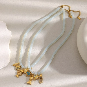 Collier double couche plaqué or 18 carats avec perles opale et pendentifs marins