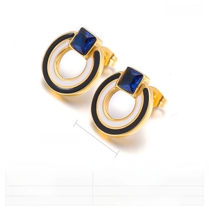 Detail eines 16mm geometrischen Ohrrings mit blauem Zirkonia und Harzringen