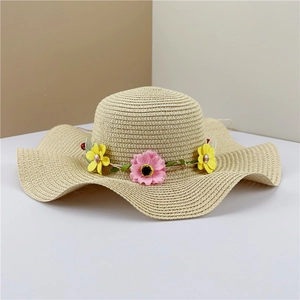 Women's summer straw hat with wavy wide brim and colorful floral daisy wreath