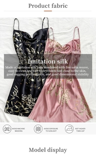 Détails de la nuisette en imitation soie fleurie montrant le tissu et l'entretien