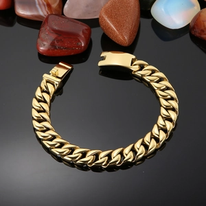 Detailansicht eines massiven goldenen Panzerarmbands auf schwarzem Reflexionshintergrund