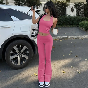 Dettaglio del set estivo rosa con top corto all'americana e pantaloni svasati vita alta