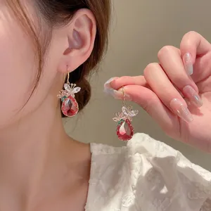Boucles d'oreilles élégantes goutte d'eau rouge avec zircon papillon et crochets en or