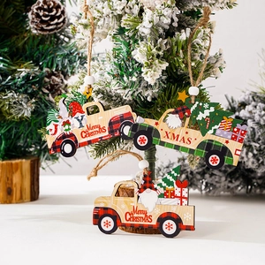 Detailansicht von festlichen Weihnachtsanhängern aus Holz in Form eines Autos mit Gnom