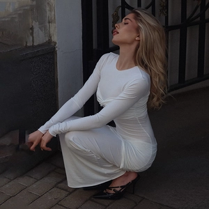 Détail de la robe moulante blanche à manches longues avec plis sur la poitrine sur modèle