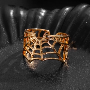 Vue macro d'une bague toile d'araignée en or rose avec motif gothique évidé