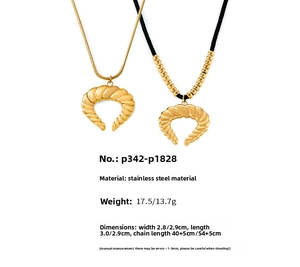 Detail van 18k vergulde croissant hangers met slangenketting en zwart koord sieraad