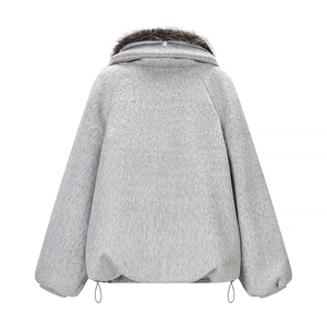 Veste courte en fausse fourrure grise avec grand col marron et cordon de serrage